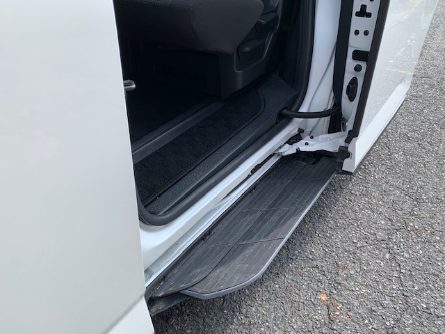 新型ノア補助ステップ付きドア